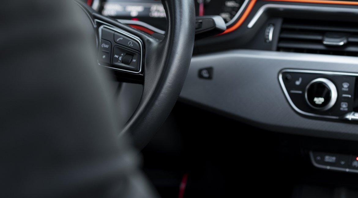 driver-dressed-elegant-costume